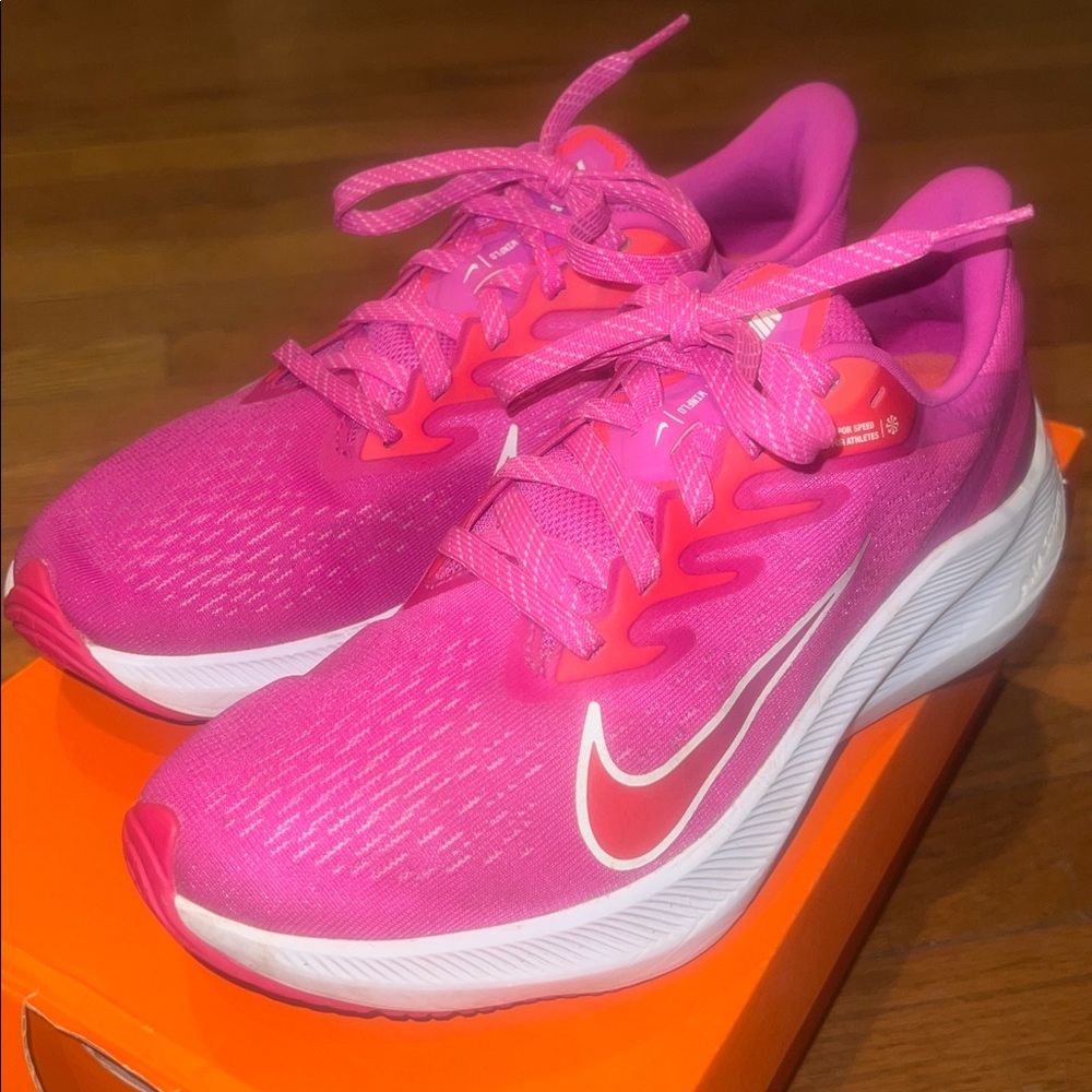 Nike Women's Nike Zoom Winflo7 pink sneakers- 7.5